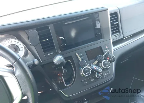 2017 Toyota Sienna Se 8 Passenger z USA, uszkodzony, nr VIN 5TDXZ3DC8HS885776